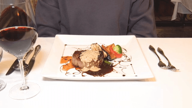 와인이 있는 테이블에 서빙되는 스테이크