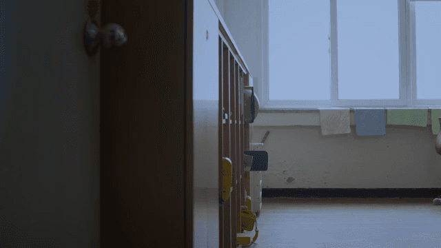 교실에서 청소를 하다가 뛰어가는 아이