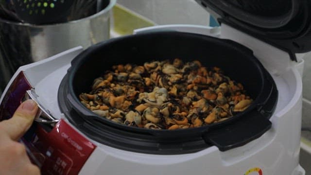 Appetizingly steamed mussels in a rice cooker