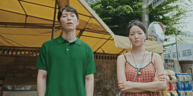 노란 천막 아래 서 있는 커플