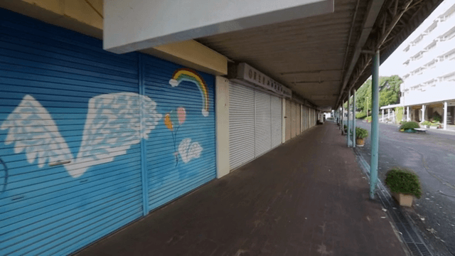 색색의 벽화가 있는 빈 상점 거리