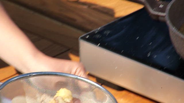 접시에 담긴 갓 튀긴 쭈꾸미 튀김