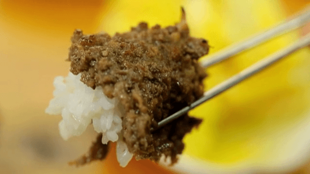 밥 위에 불고기를 집은 젓가락