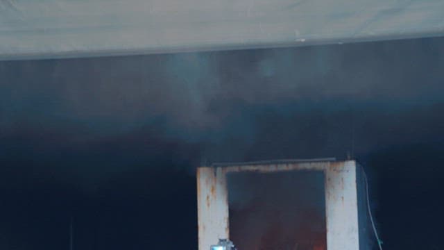 연기에 휩싸인 산업용 출입구