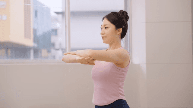 실내에서 운동을 하는 여성