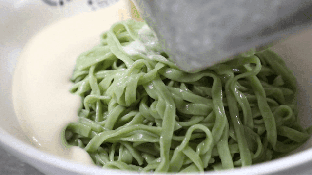 콩물이 부어지는 콩국수