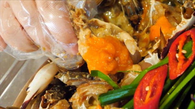 간장게장의 살을 올린 밥 한 숟가락