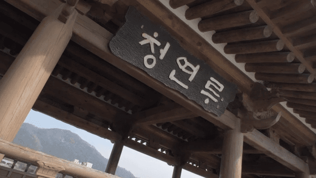 나무 기둥이 있는 전통 한국 정자