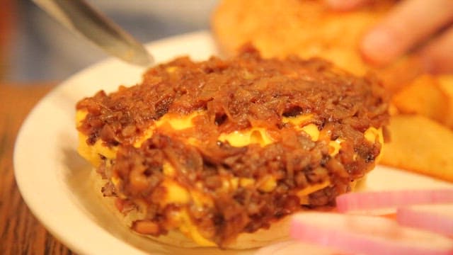 치즈와 육즙 가득한 패티가 들어간 햄버거