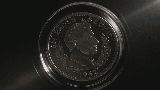 정교한 인물 그림이 있는 회전하는 동전