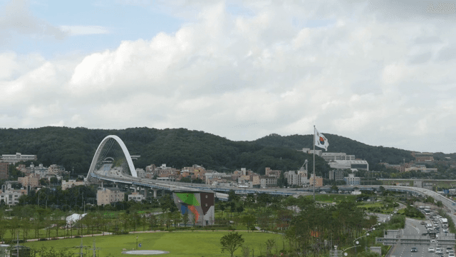 다리와 공원이 있는 도시 풍경