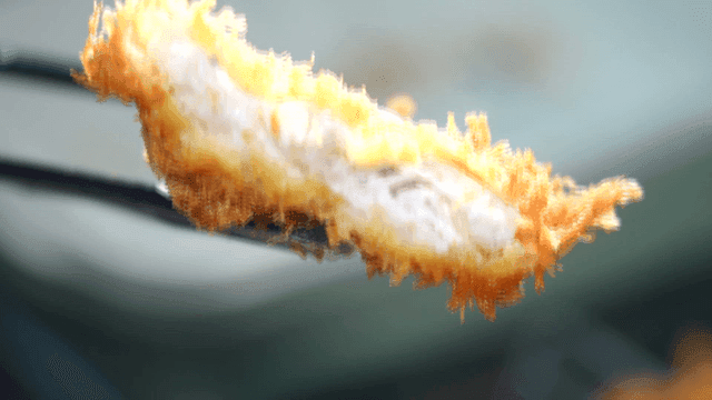 가위로 잘린 바삭한 유린복 튀김