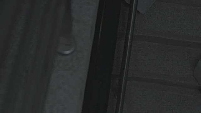 궁금한 표정으로 어두운 계단을 오르는 여학생