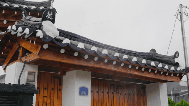 나무 대문이 있는 전통 한옥