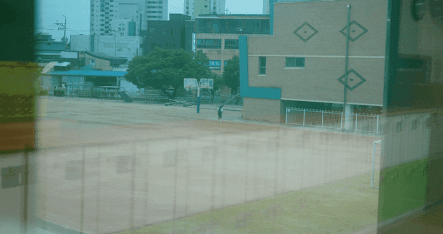 오후의 학교 운동장과 학생들