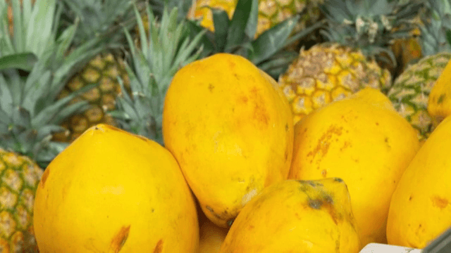 진열된 신선한 파인애플과 파파야