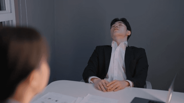 늦은 시간까지 회의를 하는 두사람