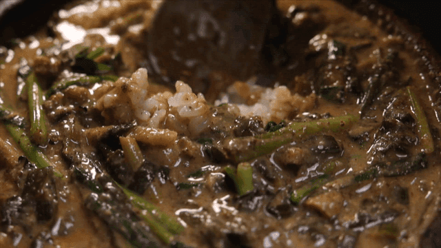 뚝배기에 담긴 추어탕에 말아지는 밥