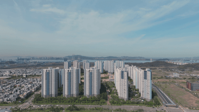 고층 건물과 멀리 바다가 있는 도시 풍경