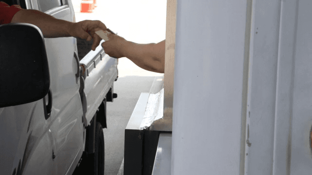 톨게이트에서 티켓을 교환하는 차량