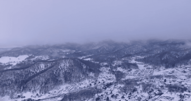 눈 덮인 산과 마을