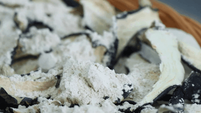 말린 가지 위에 메밀 가루를 뿌리는 장면