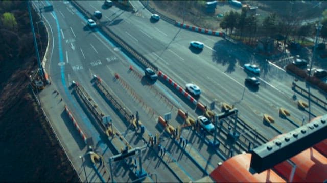 고속도로 톨게이트를 지나 달리는 자동차들