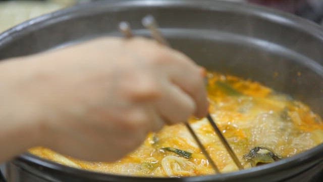 매운 닭전골에서 집어 든 김치