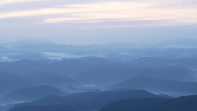 새벽의 안개 낀 산맥
