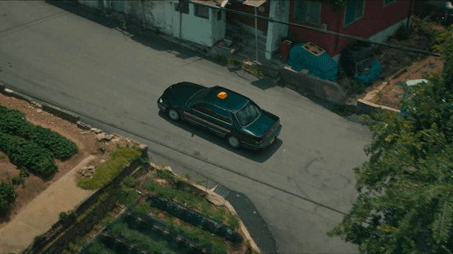 조용한 시골 거리에서 주행하는 택시