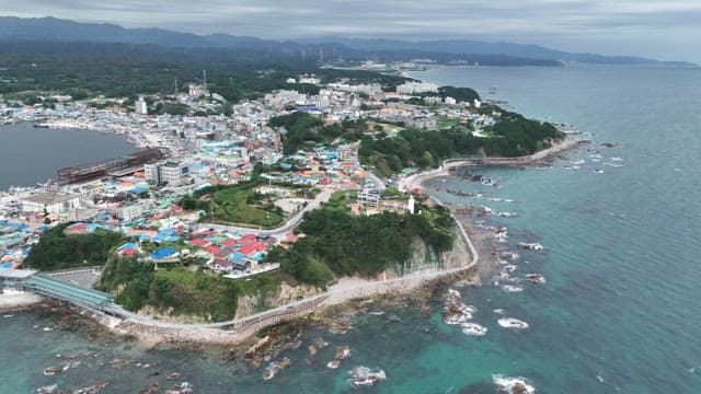 다채로운 지붕의 해안 마을