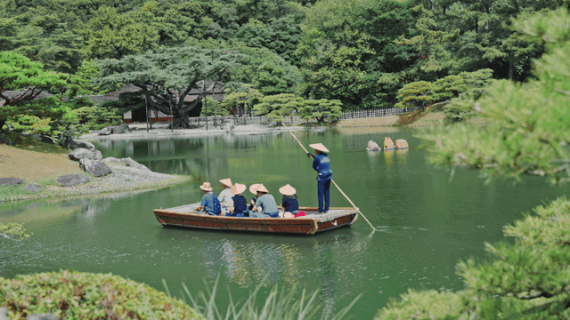 푸른 정원에서의 평화로운 배 주행