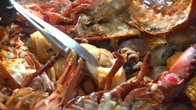 다양한 해산물 중 갑오징어