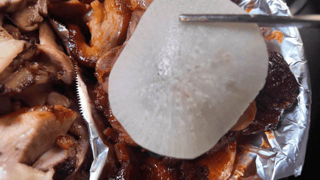 Chopsticks for placing pickled radish on grilled seasoned spicy pig's trotters