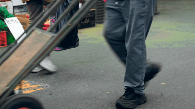 야외 시장 거리를 지나가는 사람들