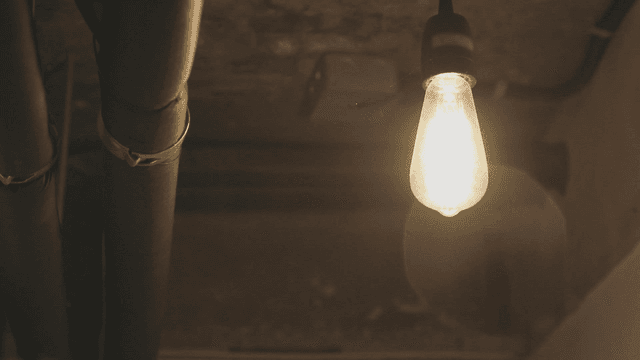 어두운 공간의 빛나는 전구