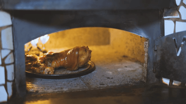 돌 오븐에서 족발 굽기