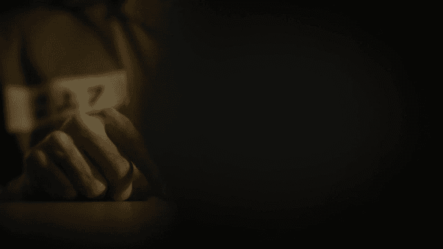 테이블 위에 까딱거리는 손