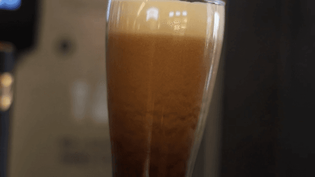 유리잔에 담긴 거품이 가득한 흑맥주