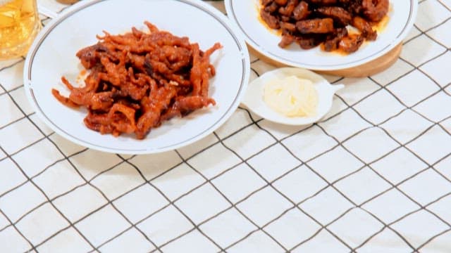 테이블 위에 놓인 다양한 한국의 안주 요리