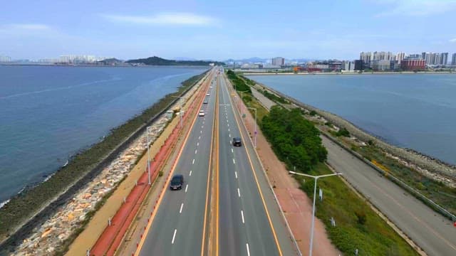 바다 옆 고속도로와 도시 스카이라인