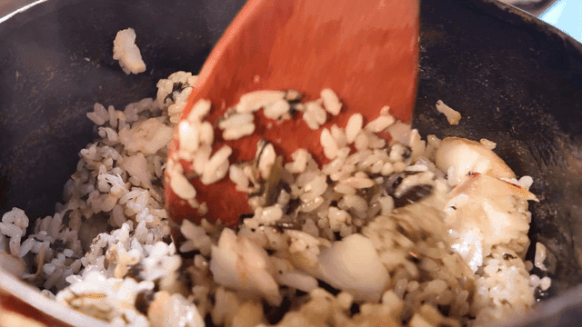 Pot rice, made by stirring vegetables and rice together in pot