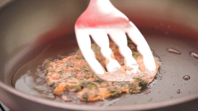 프라이팬 위에서 곤드레전 부치기