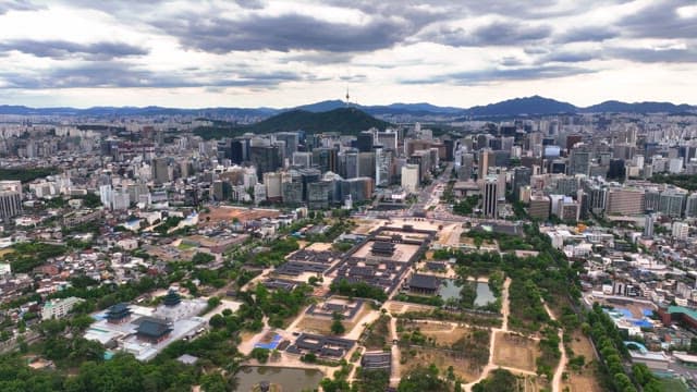 산을 배경으로 한 광활한 도시 풍경