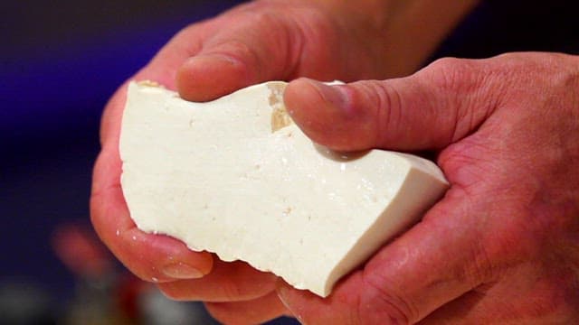 손으로 두부를 잡고 부수기