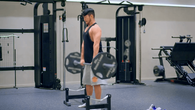 헬스장에서 역기를 드는 남성