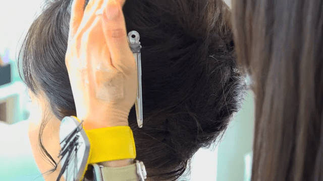 빗과 클립으로 머리 스타일링