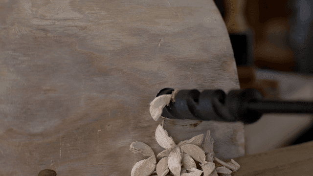 정교하게 나무에 구멍을 뚫는 나선형 드릴