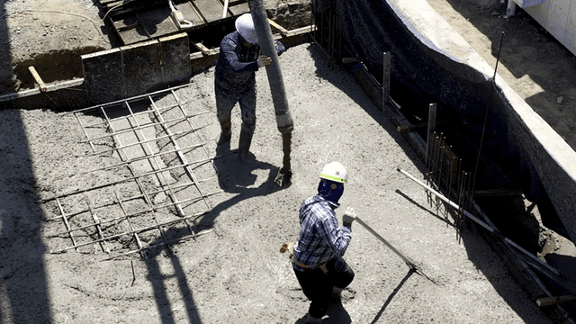 콘크리트를 붓는 건설 작업자들