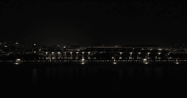 다리와 강이 있는 도시 전철 야경